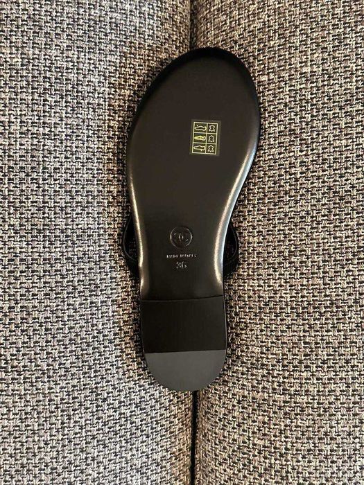 Klapki japonki z logo Chanel ozdobione perłami