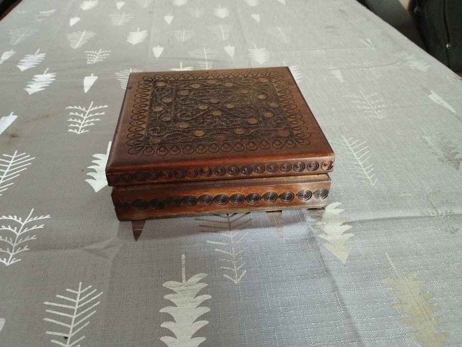 Rzeżbiona drewniana szkatułka