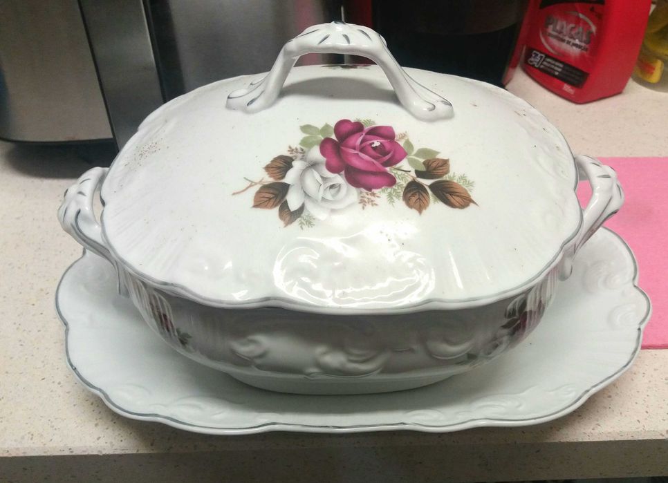 Várias loiças Vista Alegre e outras recheio de Apartamento