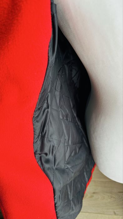 Czerwony płaszczyk 36