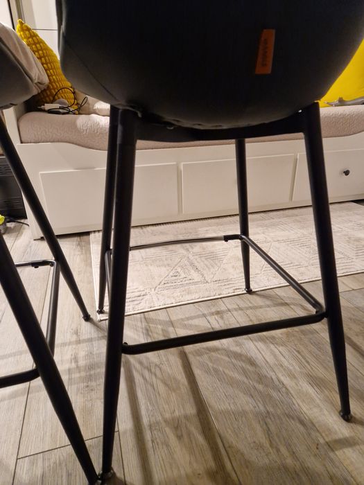 Sprzedam dwa krzesła barowe wys.  60 cm