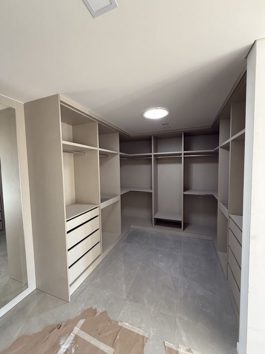 Closet  amplo com arrumacao
