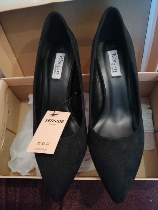 Sapatos pretos novos