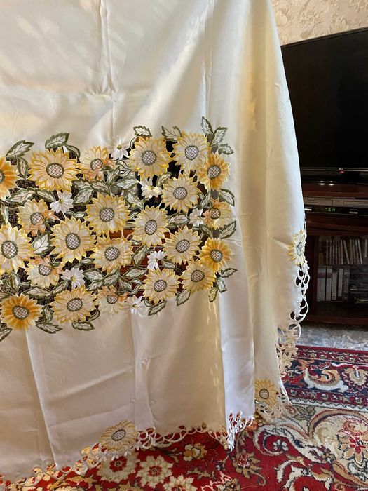 Скатертина з  вибитим і вишитим рисунком і мереживами 140х220 см