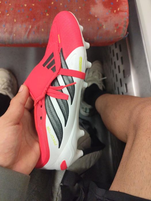 Chuteiras Adidas Predator League vermelha e Branca – Língua Dobrável