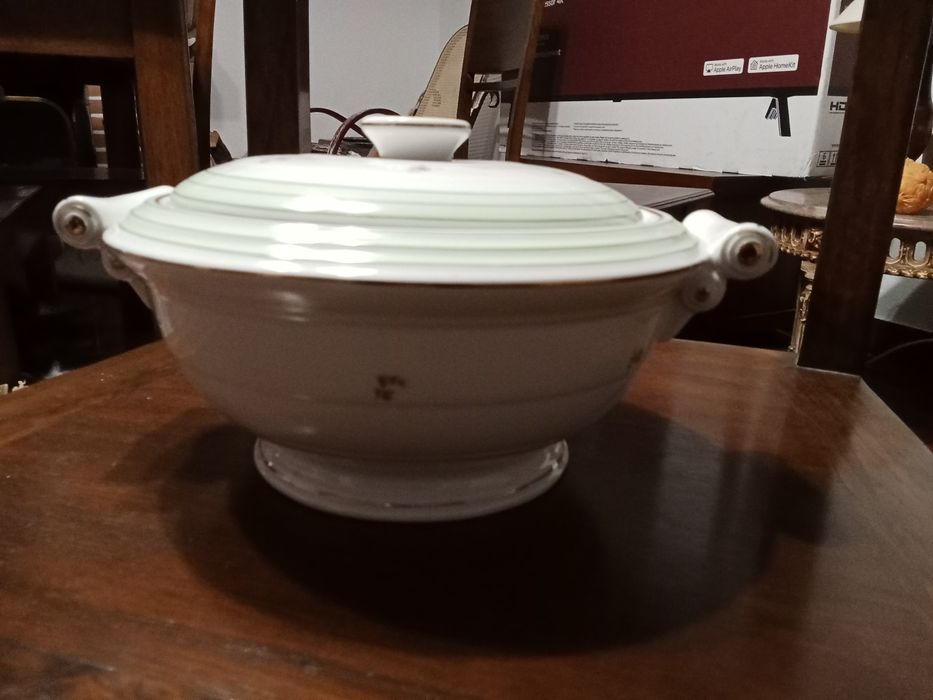 várias terrinas antigas