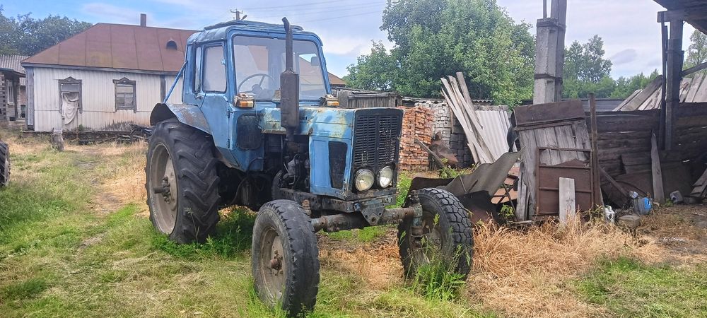 МТЗ-80 на ходу, технічно справний