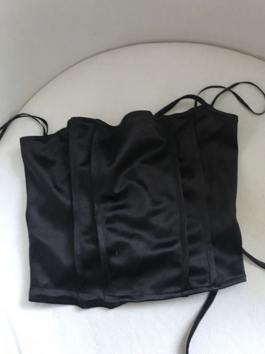 Czarny top Divided r. XS