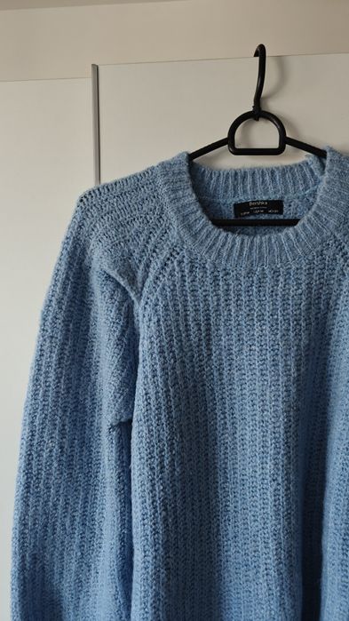 Błękitny/niebieski ciepły crop/krótki sweter z wełną Bershka M