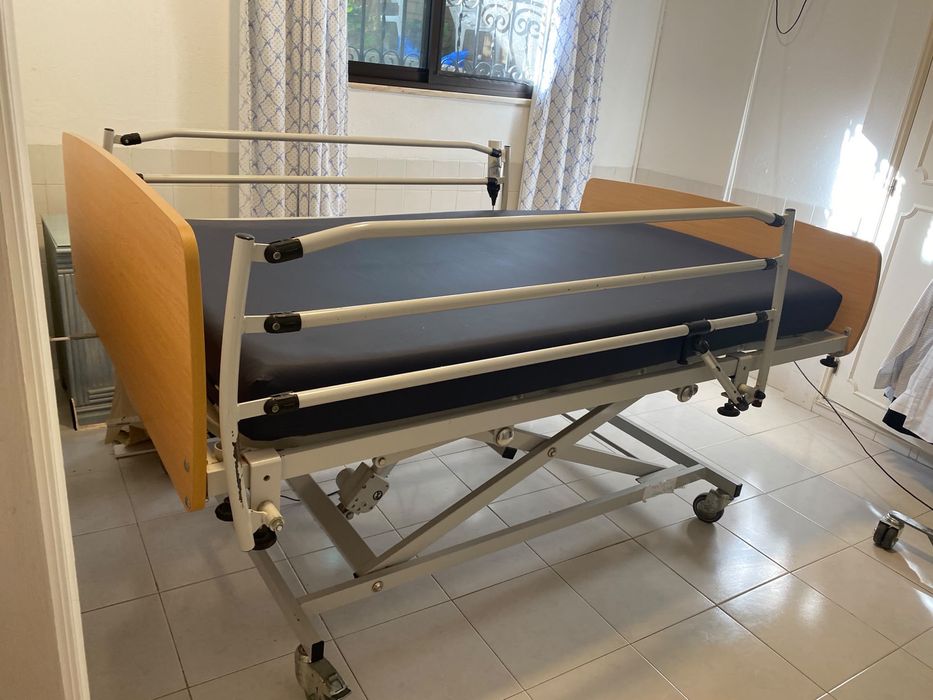 Cama hospitalar elétrica elevatória 90×200 cm com grades e colchão