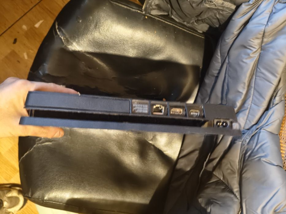 PS4 1 TB a funcionar em perfeito estado com comando e cabos