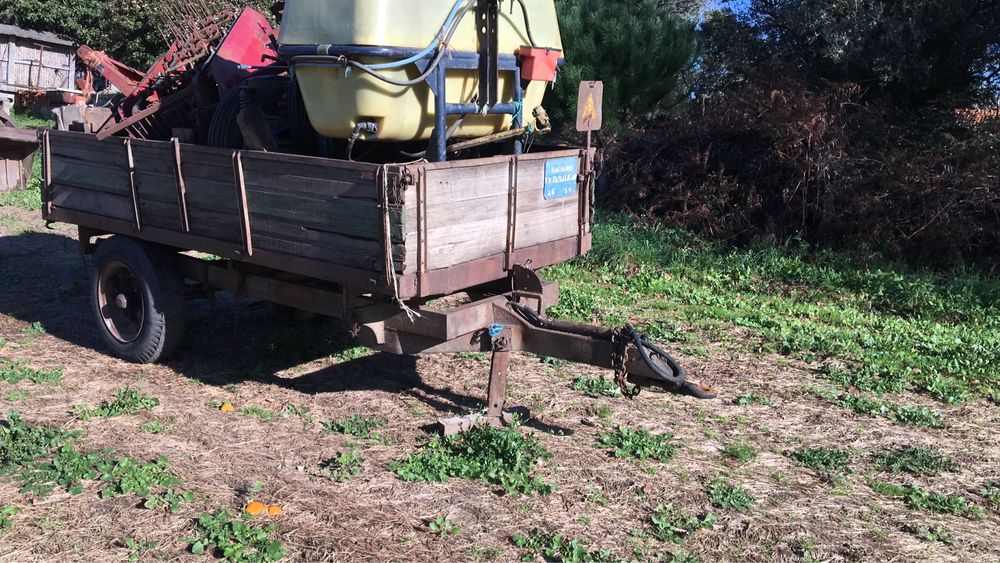 Reboque agricola com documentos para reparar