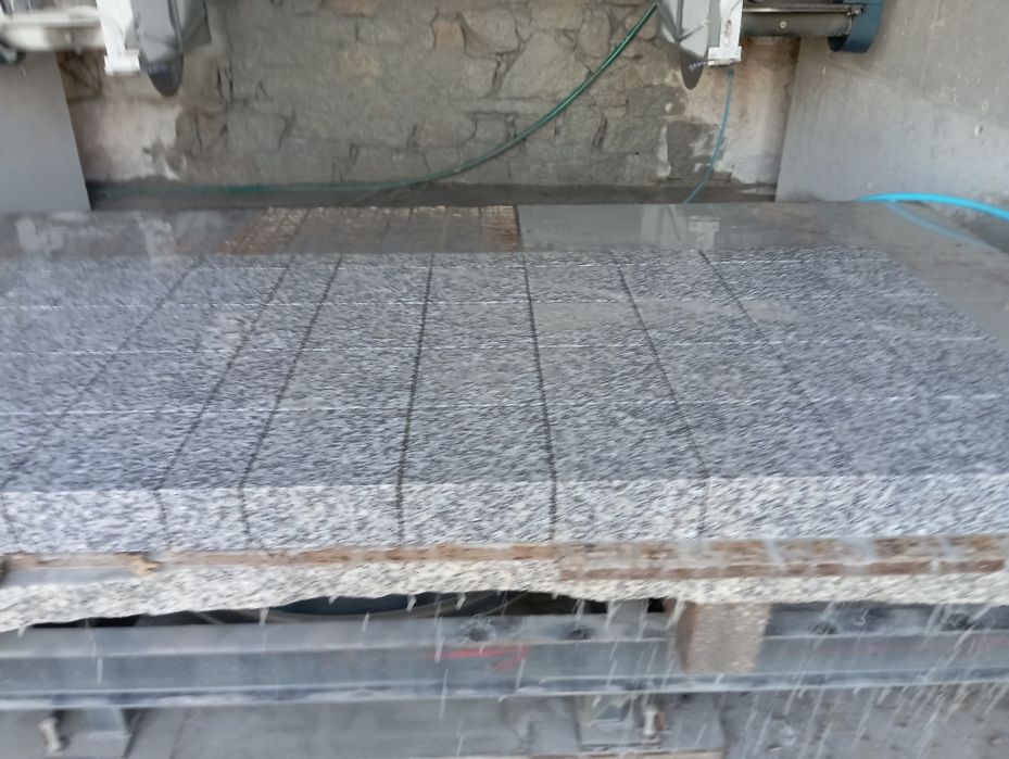 Mar -Granit. Producent kostki granitowej elementów ciętych surowo lupa