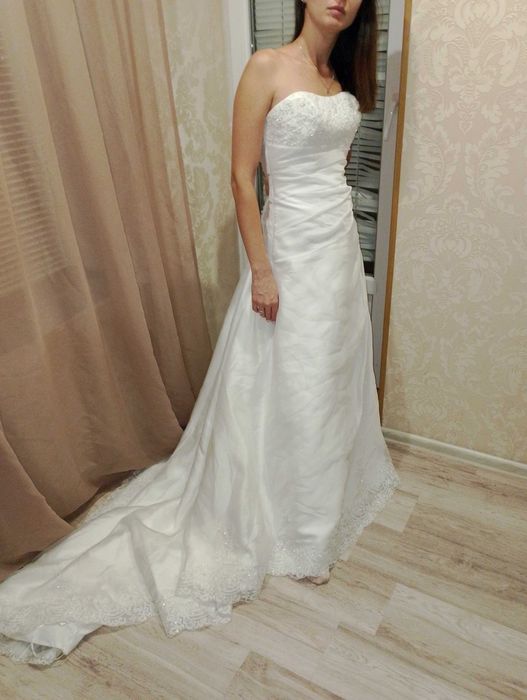 Весільна сукня зі шлейфом