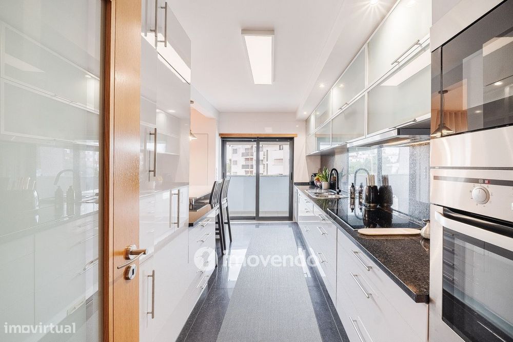 Apartamento T2 moderno, com garagem, em Carnaxide