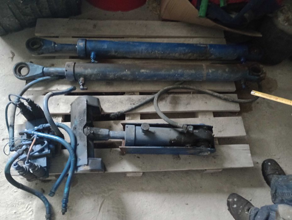 Siłowniki hydrauliczne wraz z rozdzielaczem