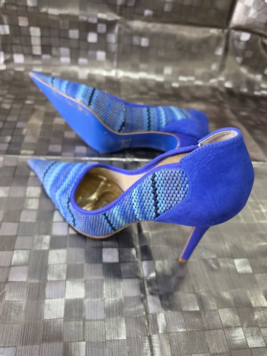 Sapatos de salto agulha em camurça azul com estampa geométrica texturizada