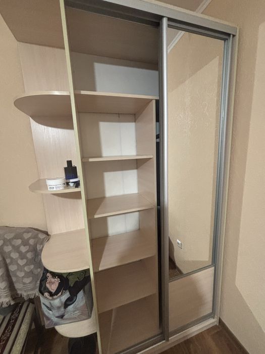 Шафа із дзеркалом