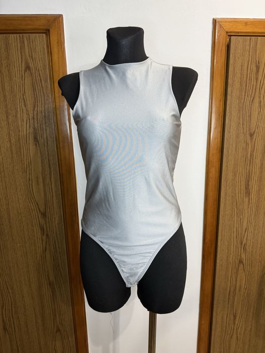 Srebrne body bez rękawów mieniące się body