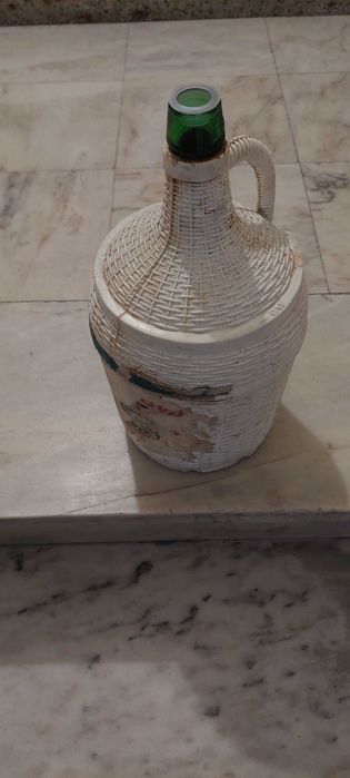 Garrafões em Vidro Palha e Plástico