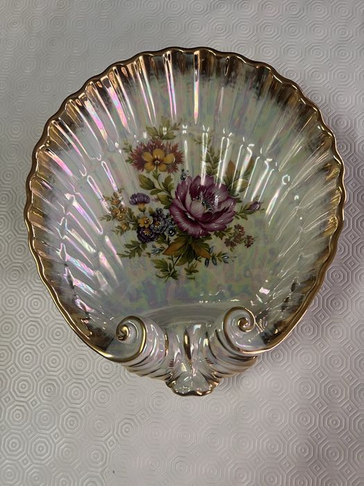 Peça de porcelana decorativa. Porcelana de Aveiro