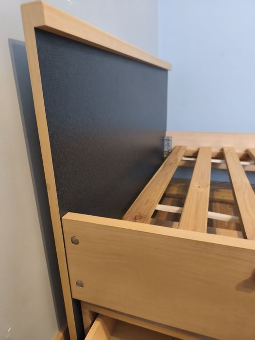 Łóżko młodzieżowe pojedyncze wraz z dwiema szufladami oraz materacem