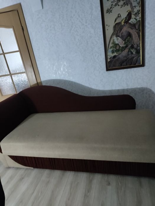 Продам диван у дуже гарному стані. Був у використанні 1 рік.