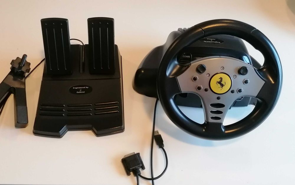 Volante de computador antigo