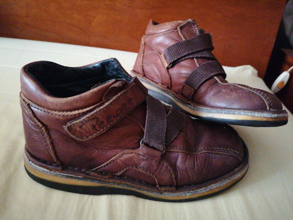 Bota toda em pele N. 33