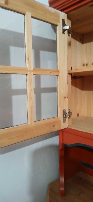 kredens z polskiej sosny, pomalowany na bordo