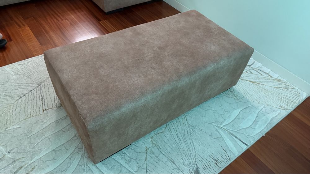 Sofá com chaise + puff