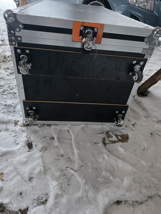 Skrzynia case na kable stojaki