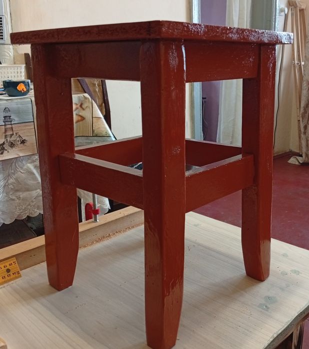 Табурет деревянный