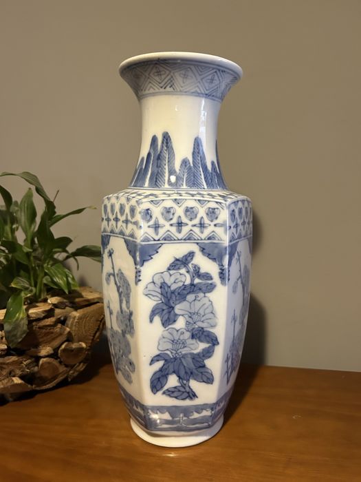Jarra antiga azul e branca