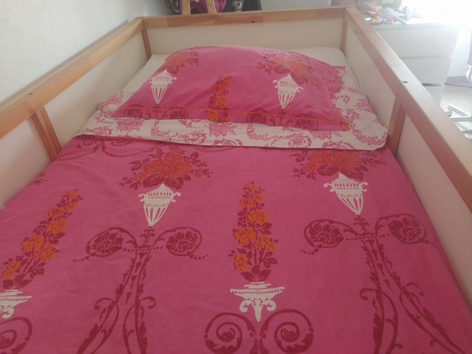 Cama Kura (IKEA) com colchão