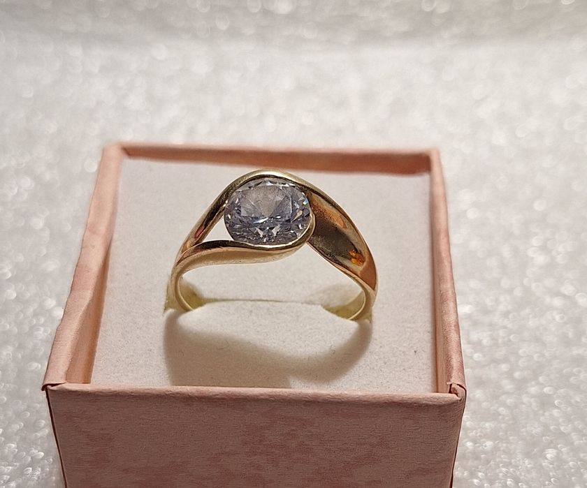Pierścionek z cyrkoniami używany PR 585,rozm 19,waga 4,5g *