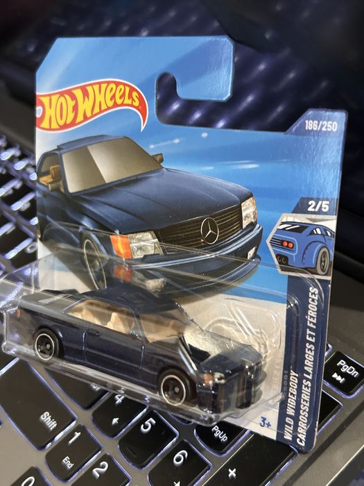Hot Wheels '89 MERCEDES-BENZ 560 SEC AMG (granatowy)