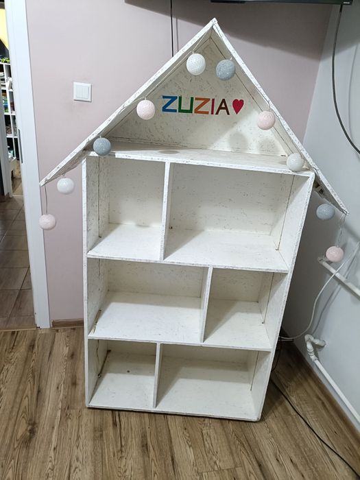 Domek ,regał ,pułki stojące .