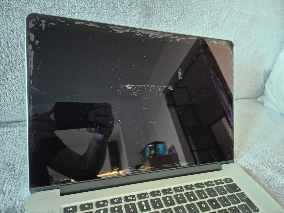 MacBook Pro 15” (2015) | Intel i7 | 16 GB RAM | SSD 256GB