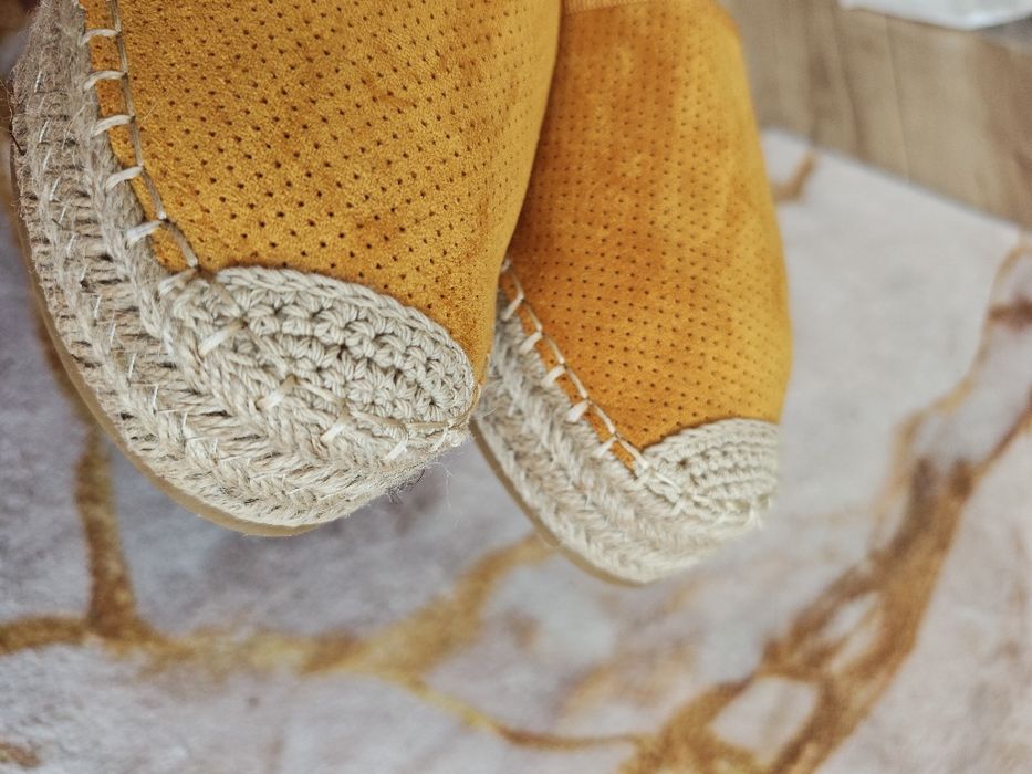 Musztardowe espadryle damskie na plecionej podeszwie