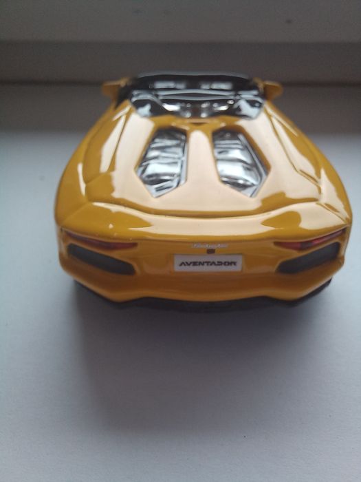 Bburago Lamborghini Aventador LP700-4 Roadster,  skala 1:43
