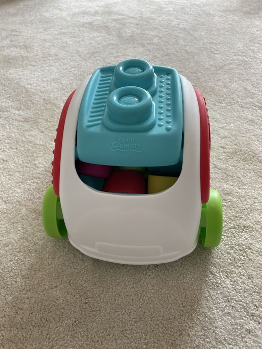 Samochodzik Clemmy z klockami