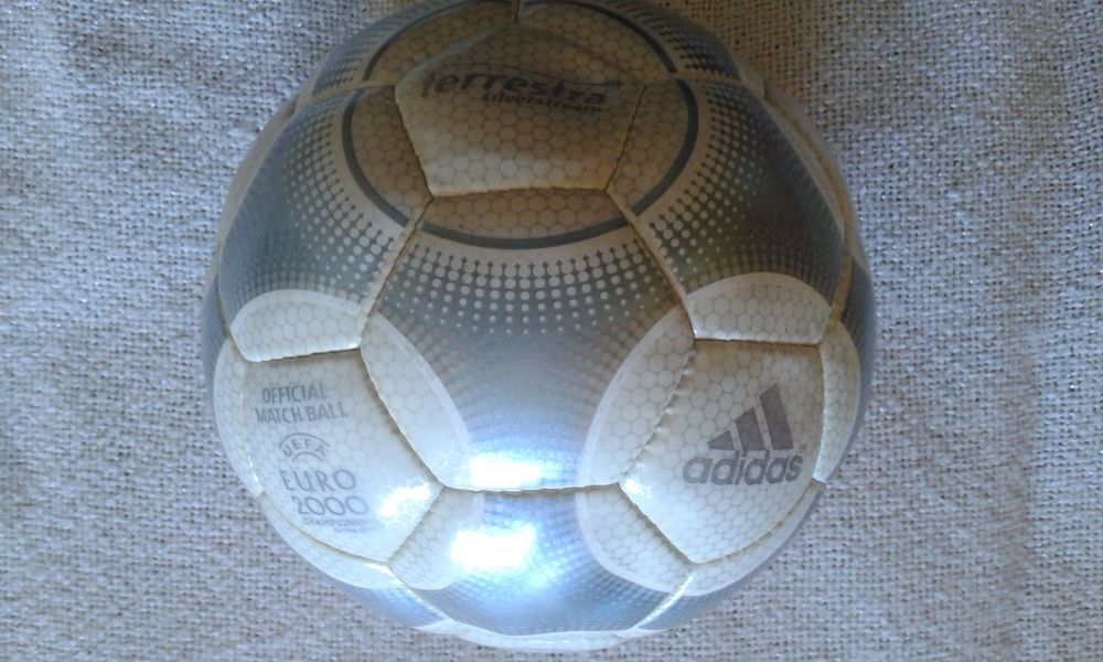 Bolas novas a estrear,originais,oficiais UEFA, adidas. Euros: 1996 Inglaterra; 2000 Holanda/Bélgica; 2004 Portugal; 2008 Áustria/Suíça. 175€/un.500€/4