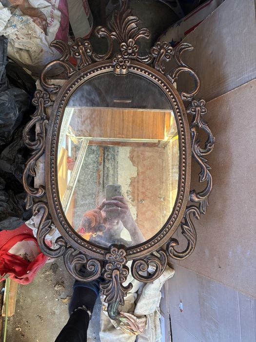 Дзеркало з бронзовою рамою