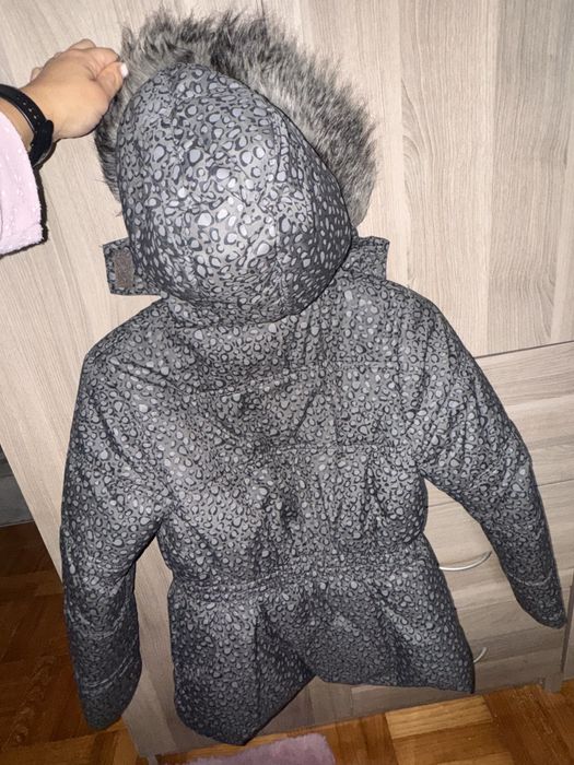 Kispo menina cinzento