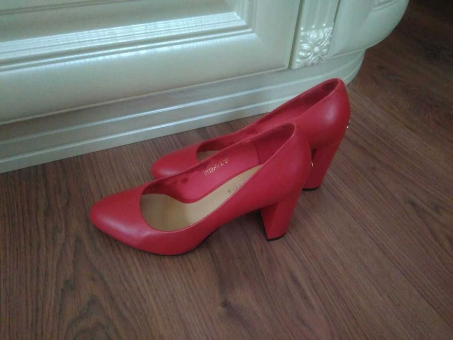 Червоні туфлі Stoalos