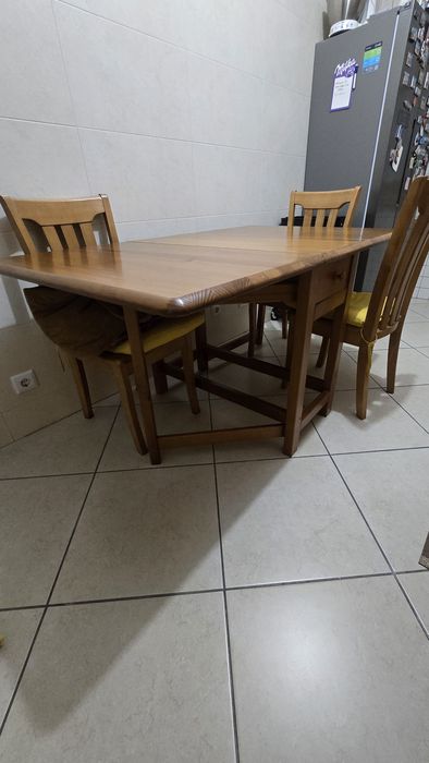 Mesa de jantar com 4 cadeiras