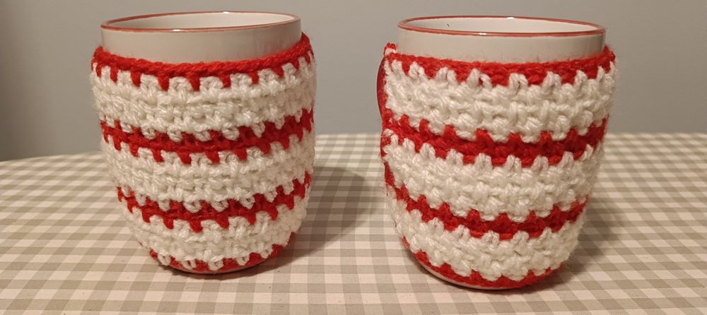 Kubki świąteczne ubrane w sweterki