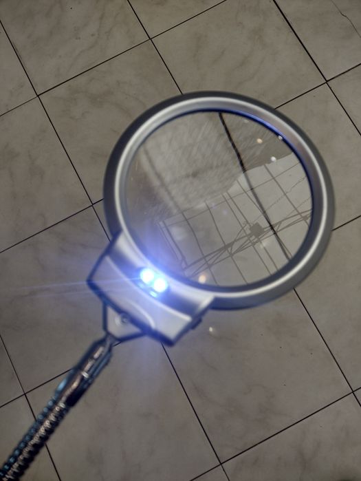 Лучшая лупа с подсветкой, большая, на гибком шланге. Диаметр 130 мм.