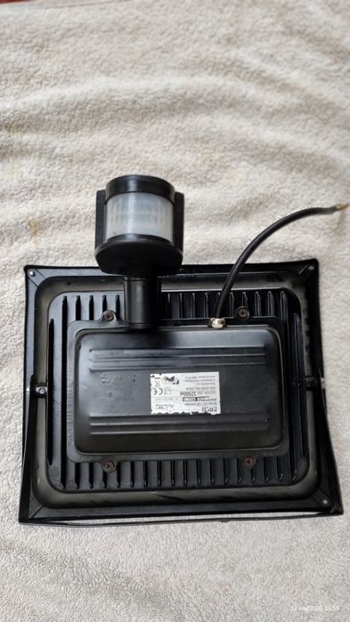 Lampa LED z czujnikiem ruchu